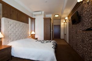 Tempat tidur dalam kamar di Aparthotel NEP Dubki