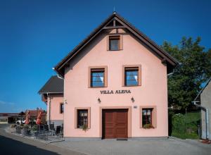 ヴェルケー・ビーロヴィツェにあるPenzion Villa Alenaの大ピンクの建物