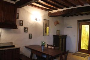 a kitchen and dining room with a table and a window at Petite Maison, nel borgo di Cetona in Cetona