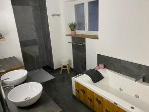uma casa de banho com um lavatório, um WC e uma banheira em Le cocon d’Emma em La Bresse