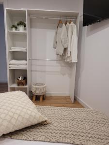 um quarto com uma cama e um closet em somtresapartament em Platja  d'Aro