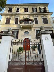 un edificio con una puerta y una puerta roja en Flowers in Rome, en Roma