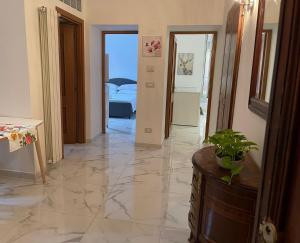 un pasillo con un gran suelo de mármol y un dormitorio en Flowers in Rome, en Roma
