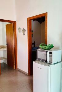 Una cocina o zona de cocina en Lindo Apartamento, Condominio VilaZion, Arraial d' Ajuda centro