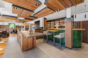 a restaurant with wooden ceilings and green accents at Köhlerei am See in Feldberg