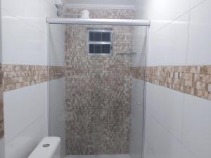 um chuveiro com uma porta de vidro na casa de banho em Hotel Luar em São Paulo