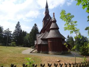 een kleine kerk met een toren in een park bij Sweet Harmony Apartment mit Seeblick zum Genießen in Hahnenklee-Bockswiese