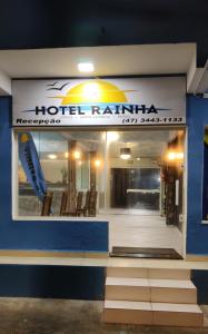un refrigerador del hotel con una tabla de surf en la ventana en Hotel Rainha, en Itapoa