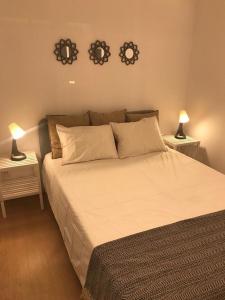 Voodi või voodid majutusasutuse Cozy canide beach apartment toas