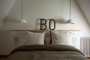 a bedroom with a bed with a wooden head board at Le Roitelet - Suite d'hôtes privative in Montcavrel
