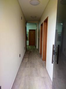 卡兰卡斯Suítes da Eu Florinha的一间空房的走廊,铺有瓷砖地板