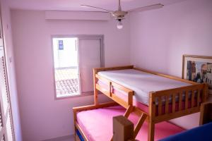 Cama ou camas em um quarto em Apartamento com varanda Gourmet na praia da enseada