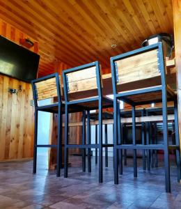 2 sillas azules en una cocina con techos de madera en Cabañas Don Agustín Pucón, en Pucón