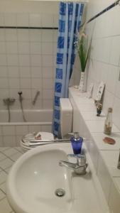 a bathroom with a sink and a bath tub at Landruhe in Strukkamp auf Fehmarn