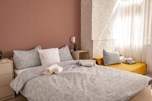 Giường trong phòng chung tại Sunny Studio Apartment