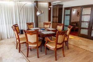 雅西Spacious Apartment in City Centre的配有木桌椅的餐厅