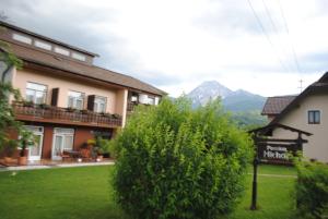 Vista generica sulle montagne o vista sulle montagne dall'interno dell'appartamento