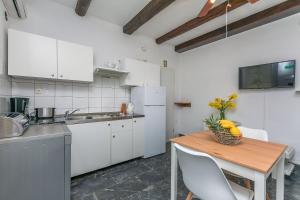 Kuchyň nebo kuchyňský kout v ubytování Apartments Porto Duce