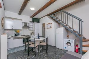 Kuchyň nebo kuchyňský kout v ubytování Apartments Porto Duce + 37 fotografií