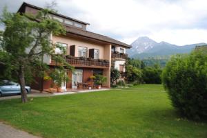 un edificio con un prato verde davanti di Ferienhaus Michor a Latschach ober dem Faakersee