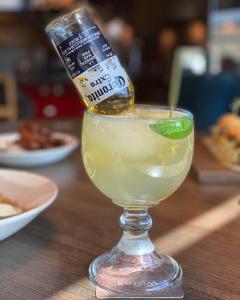 - une boisson avec une bouteille dans un verre sur une table dans l'établissement Hotel Dinosaur & Newcastle Bar, à Drumheller