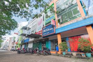 a row of motorcycles parked in front of a building at RedDoorz @ Komplek Pontianak Mall in Pontianak