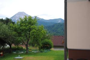 Vista generica sulle montagne o vista sulle montagne dall'interno dell'appartamento