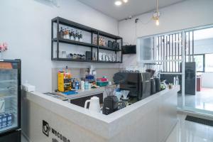a coffee shop with a counter in a room at RedDoorz Syariah near Jalan Ahmad Yani Banjarmasin 3 in Sungai Lutus