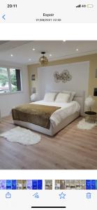 um quarto com uma cama grande num quarto em Nid d'amour baignoire/jacuzzi em Nice