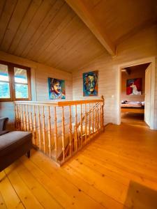 ein Zimmer mit einer Holztreppe in einer Hütte in der Unterkunft Holzhaus auf 2000qm in traumhafter Lage, KEINE Partygruppen in Schalkenbach
