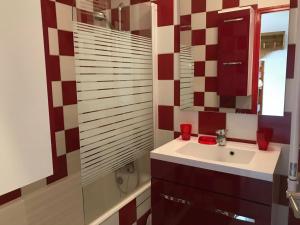 a bathroom with a sink and a mirror at Studio Villard-de-Lans, 1 pièce, 4 personnes - FR-1-515-42 in Villard-de-Lans