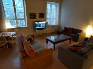 Μια τηλεόραση ή/και κέντρο ψυχαγωγίας στο LargeResidence 5-Bed 11 persons Apartment in Kotka