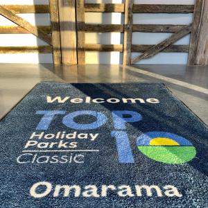 - un tapis de bienvenue pour une fête de vacances à un étage dans l'établissement Omarama TOP10 Holiday Park, à Omarama