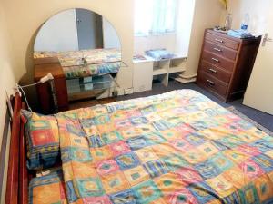 um quarto com uma cama, uma cómoda e um espelho em Rowland's French Retreat em La Rochebeaucourt-et-Argentine