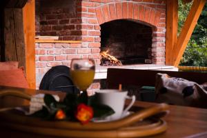 una mesa con una copa de vino y una chimenea de ladrillo en Eden Visoko, en Visoko 57 fotos más
