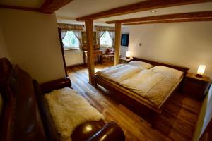 מיטה או מיטות קומותיים בחדר ב-Wellness Roubenka Křižánky