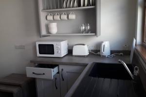 Kuhinja oz. manjša kuhinja v nastanitvi Lovely 1-Bed Apartment at Whitepark Bay Co Antrim