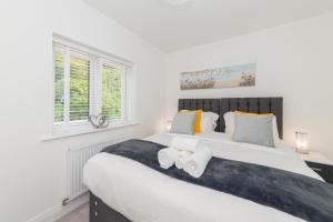 Tempat tidur dalam kamar di Greenfields's Hurley House - New modern 4 Bedroom House