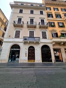 ローマにあるCorso Suite 107 Rooms Wellness & Spaの建物の前の通りにある建物