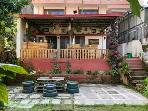 Um jardim em Birds Nest Hostel