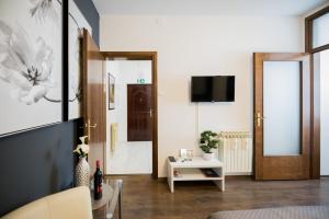 una sala de estar con una puerta que conduce a un pasillo en The Bridge - private parking, en Osijek