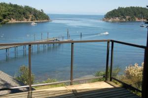 vista su una cassa d'acqua con un molo di Mayne Island Resort a Mayne Island