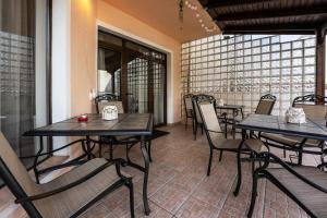 Un restaurante con mesas y sillas en una sala. en Flora Luxury House, en Sighişoara