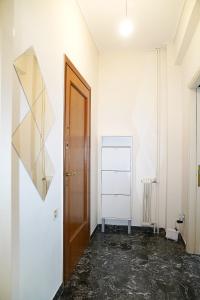 een lege kamer met een deur en een hal bij 70m2 apartment 4 mins from Athens central station! in Athene
