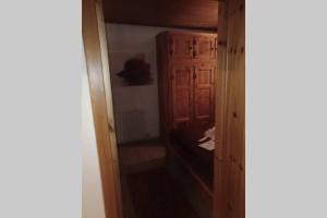 Cette chambre comprend un placard avec une armoire en bois. dans l'établissement Rent flat Cevedale, à Santa Caterina di Valfurva