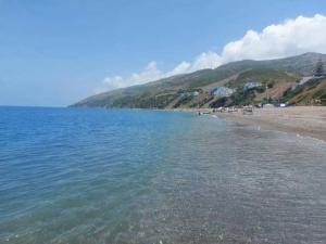 a body of water with a beach and a mountain at Apparemment de luxury in Chozas