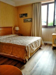 a bedroom with a large bed and a window at Gran Osteria Tre Noci in Sistiana