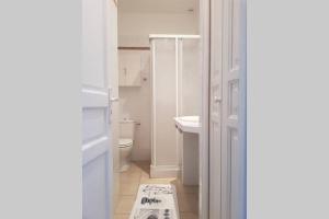 bagno bianco con lavandino e servizi igienici di Appartement 2 pers avec accès piscine a Saint-Rémy-de-Provence