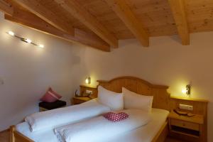 Cama ou camas em um quarto em Ferienhof Weissenbach