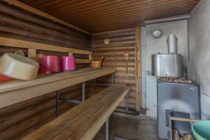 Virtuve vai virtuves zona naktsmītnē Simpelejärvi Fisherman's Cabin